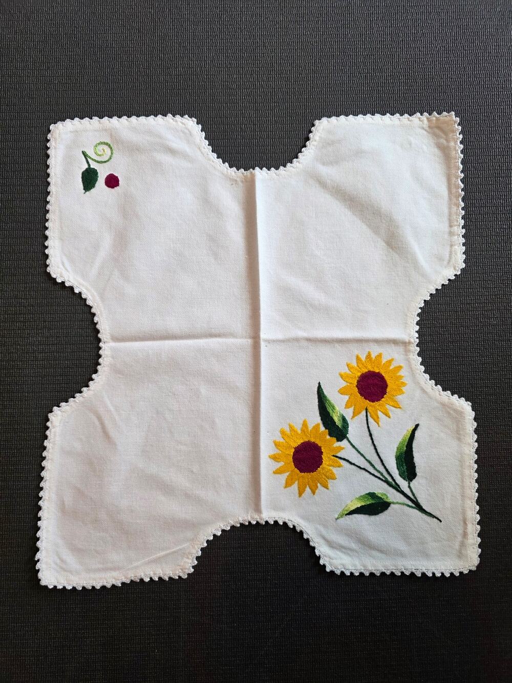 Vintage Embroidered Sunflower Doily Breadbasket Liner Cotton Cottagecore Granny